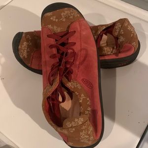 Keen pink/floral print shoes